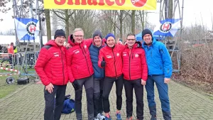 Mitglieder des RWO Endurance Team - Silver Stars posieren gemeinsam vor der Hülskens Marathon Wesel Flagge nach dem Rennen.