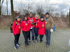 Mitglieder des RWO Endurance Team Marathon Staffel lächeln mit ihren Medaillen nach dem Halbmarathon beim Hülskens Marathon Wesel.