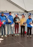 Glückliche Gewinner auf dem Podium beim Hülskens Marathon Wesel 2024, mit Preisen in den Händen und stolzen Gesichtern.