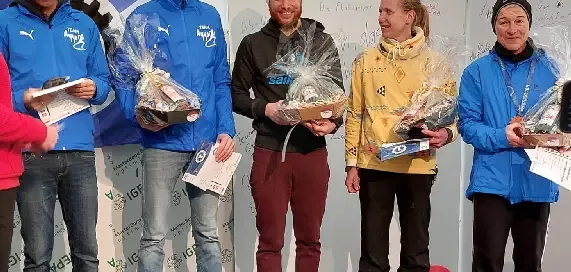 Glückliche Gewinner auf dem Podium beim Hülskens Marathon Wesel 2024, mit Preisen in den Händen und stolzen Gesichtern.